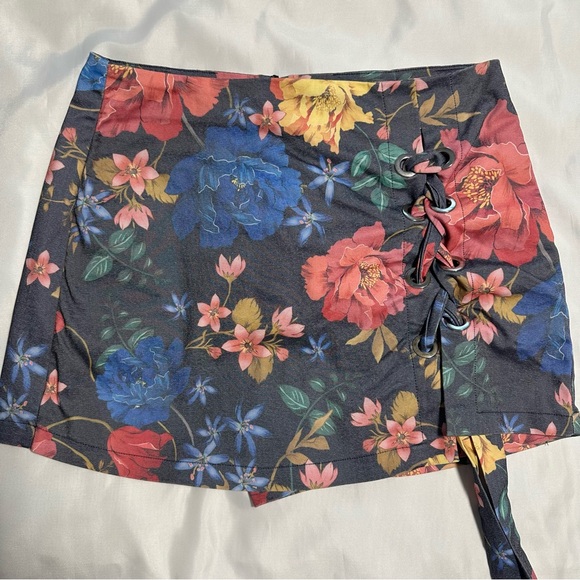 Stradivarius Floral Skort Back Zipper Front Lace-up Tie Detail Women’s Size 10 - Picture 1 of 7